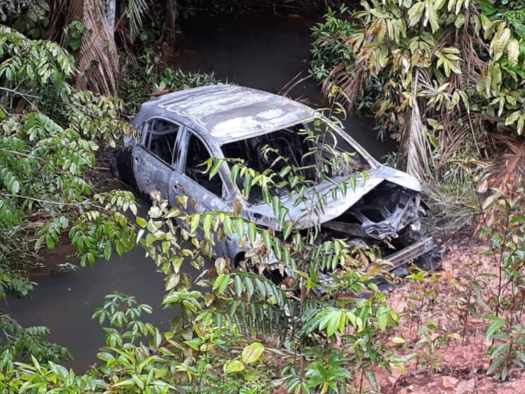  Carro do gerente do Banpará foi queimado por assaltantes. Bombeiros foram ao local conter as chamas — Foto: Reprodução/Redes sociais 