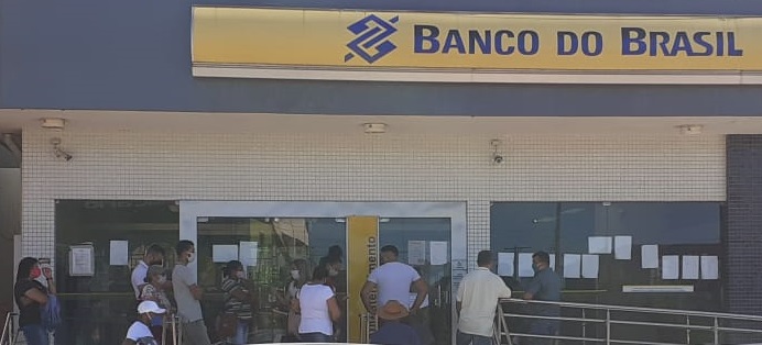 Fila Banco Brasil usa mascara em Novo Progresso (Foto: Adria Caroline)