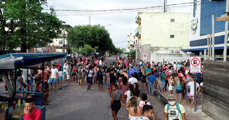  Centenas de pessoas fizeram fila para saque de auxílio emergencial em Cametá (PA). — Foto: Bruno Veiga Arquivo Pessoal