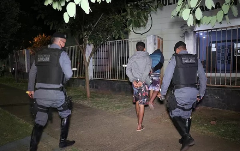  Segundo ela declarou aos policiais, o suspeito chegou a cortar a lateral do colchão da cama em busca de joias. Suspeitos são presos em Nova Mutum — Foto: Djeferson Kronbauer/ Power Mix