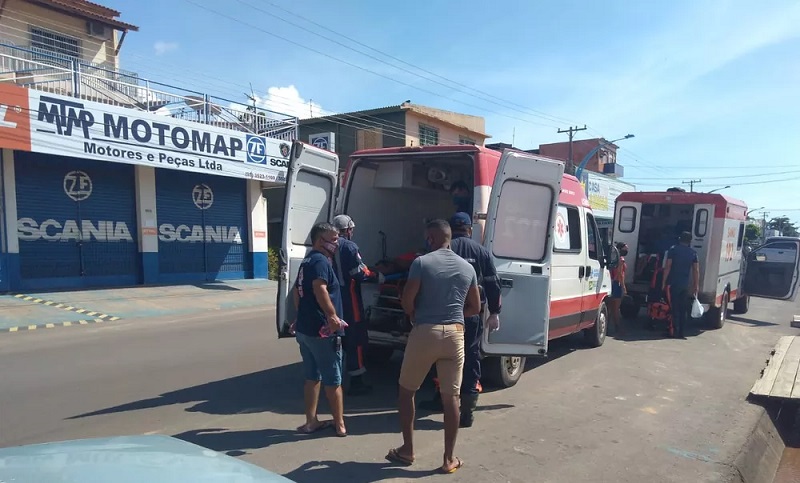  Família foi resgatada por equipes do Samu e levada ao hospital — Foto: Jaderson Moreira/TV Tapajós 