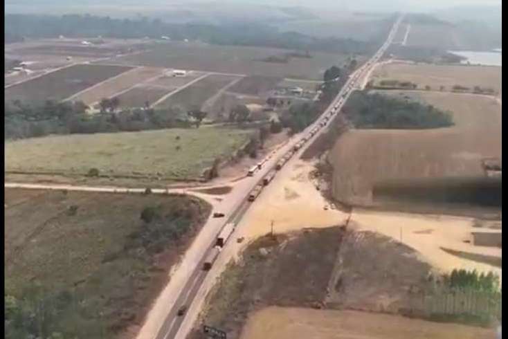 Fila de caminhões parados ultrapassa os 10 km no primeiro dia de Bloqueio. (Foto:Reprodução) 