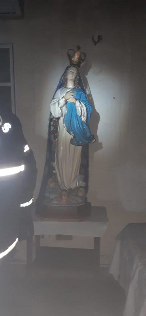 Uma imagem de Nossa Senhora da Conceição, padroeira da cidade, que estava em um dos quarto da casa, foi retirada pelos Bombeiros intacta (Ascom CBM)