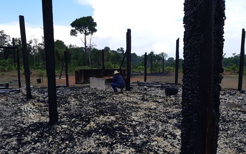 Casa foi destruída com fogo na operação do ICMBio (Foto:Ricardo Foresti- Jornal Folha do Progresso)