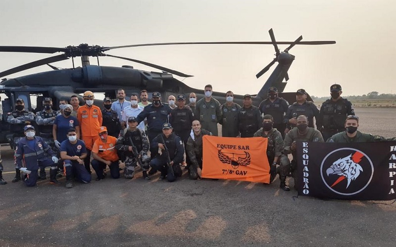 Equipe que realizou o resgate dos policiais e tripulantes que estava no helicóptero que havia desaparecido na região do sudoeste do Pará — Foto: Polícia Militar do Pará