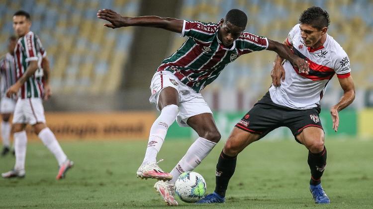 Apesar de improvisado, Luiz Henrique foi bem pelo Fluminense contra o Atlético-GO Imagem: Lucas Mercon/Fluminense FC 