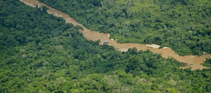 Balsa usada por garimpeiros em terra kayapó. (Foto:Divulgação)