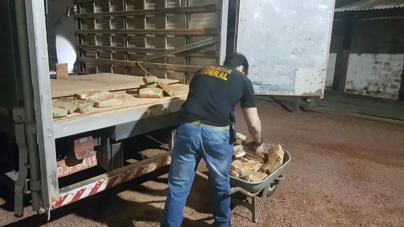  Dois motoristas são presos com 159 kg de cocaína em veículos parados na BR-163 em Mato Grosso — Foto: Polícia Federal de Mato Grosso/Assessoria