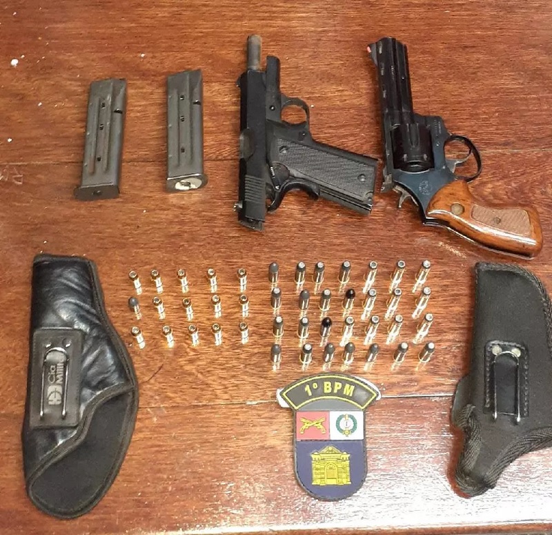 Armas encontradas com o médico veterinário preso em Cuiabá — Foto: Polícia Militar de Mato Grosso 