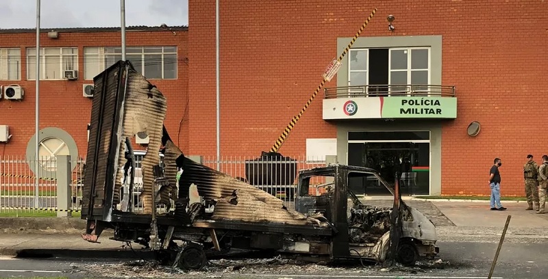 Veículo incendiado pelos criminosos em Criciúma — Foto: Janniter de Cordes 