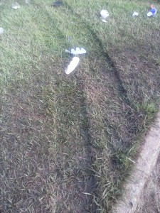 Rastro do caminhão na gram do campo