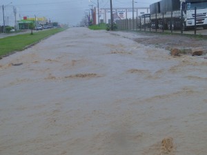Avenida João Atílis  tomada pela enxurada