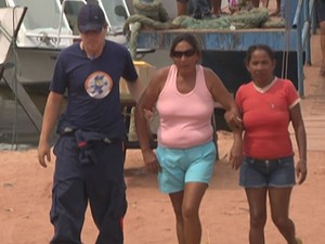 de_oculos_escuro_e_blusa_rosa_a_mae_do_jovem_foi_levada_ao_hospital
