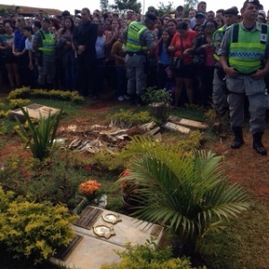 Corpo de namorada de Cristiano Araújo é enterrado em Goiânia :: Notícias de  MT