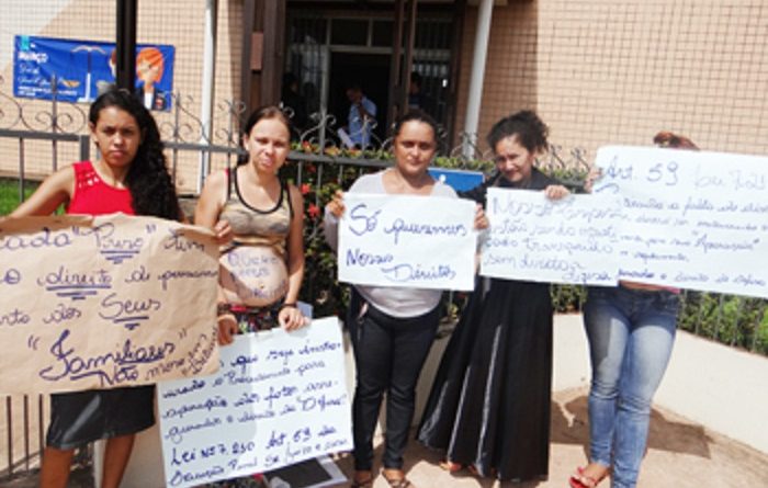 Mulheres-de-presos-protestam-em-frente-ao-Fórum