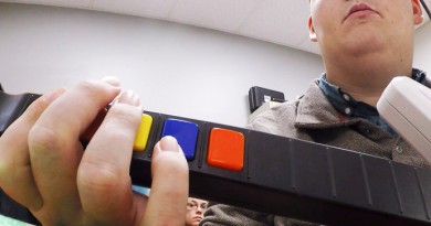 O americano Ian Burkhart, de 24 anos, tetraplégico há seis anos, joga o game 'Guitar Hero'(The Ohio State University Wexner Medical Center/Battelle/Reuters)