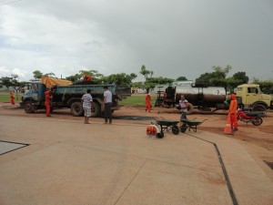 Funcionários da empresa "Pavienge Engenharia" testanto equipamentos na avenida Orival Prazeres