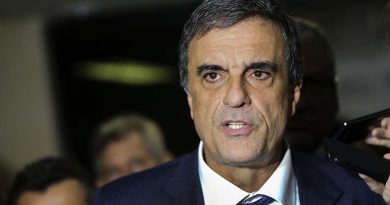 Brasília - O Advogado Geral da União, José Eduardo Cardozo concede entrevista coletiva após reunião com o senador Jorge Viana, no Senado ( Marcelo Camargo/Agência Brasil)