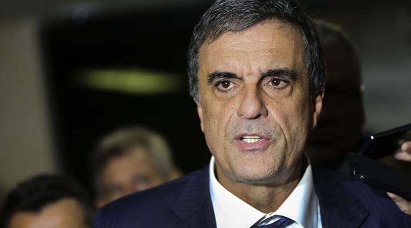 Brasília - O Advogado Geral da União, José Eduardo Cardozo concede entrevista coletiva após reunião com o senador Jorge Viana, no Senado ( Marcelo Camargo/Agência Brasil)