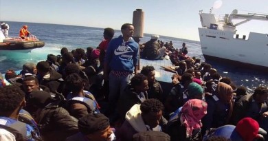 Foto-Guarda costeira italiana resgata refugiados na costa mediterrânea - STR / AFP