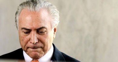 Brasília - O vice-presidente, Michel Temer, fala à imprensa ao deixar seu gabinete no Palácio do Planalto (Marcelo Camargo/Agência Brasil)