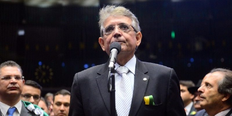 deputado-pauderney-avelino-dem-am-vota-pela-continuacao-do-processo-de-impeachment-da-presidente-dilma-rousseff-na-camara-dos-deputados-1460932554015_615x300