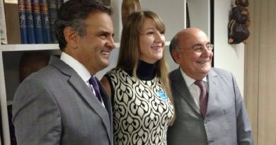 Madalena ao meio, com aliados , na direita Senador Flecha ribeiro,e a esquerda Senador Aécio Neves (PSDB)