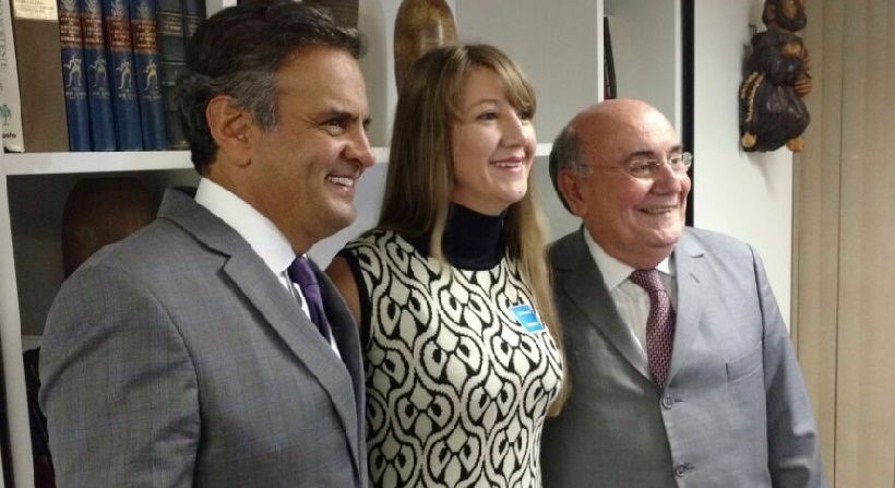 Madalena ao meio, com aliados , na direita Senador Flecha ribeiro,e a esquerda Senador Aécio Neves (PSDB)