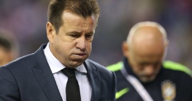 Dunga deixa o gramado desnorteado após a eliminação precoce da Seleção (Foto: Lucas Figueiredo / MoWA Press)