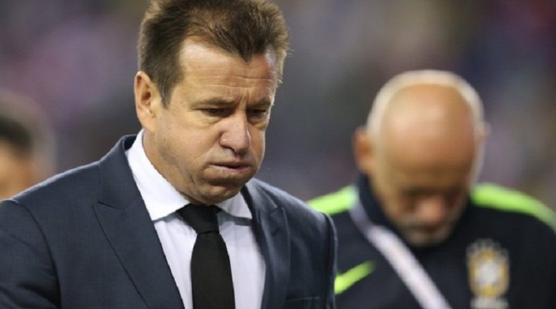 Dunga deixa o gramado desnorteado após a eliminação precoce da Seleção (Foto: Lucas Figueiredo / MoWA Press)
