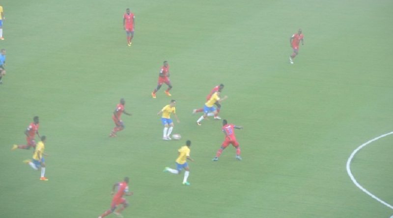 Jonas recua para lançar Coutinho pelo meio. Elias e Renato Augusto se aproximam (Foto: Felipe Schmidt)