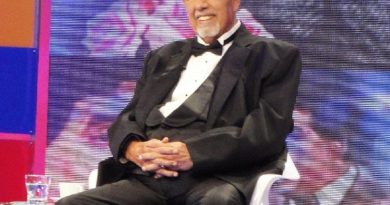 Rubén Aguirre em homenagem recebida em programa de televisão (Foto: Divulgação/Facebook Oficial)