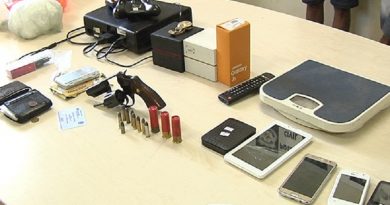 Polícia apreendeu arma, munições, celulares e outros objetos (Foto: Reprodução/TV Tapajós)