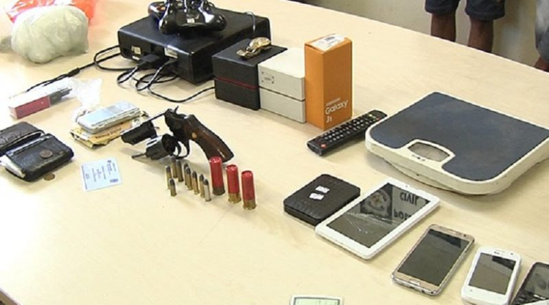 Polícia apreendeu arma, munições, celulares e outros objetos (Foto: Reprodução/TV Tapajós)