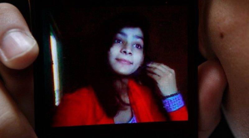 Mãe queimou filha Zeenat Bibi viva por se casar sem permissão no Paquistão (Foto: K.M. Chaudary/AP)