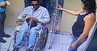 Falso-cadeirante-e-seu-comparsa-entrando-no-banco