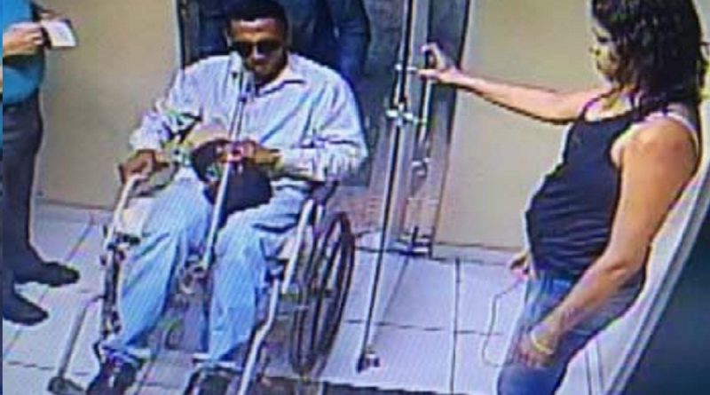 Falso-cadeirante-e-seu-comparsa-entrando-no-banco