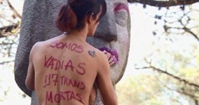 Mulheres maquiaram estátua na Marcha das Vadias (Foto: Reprodução/RPC)