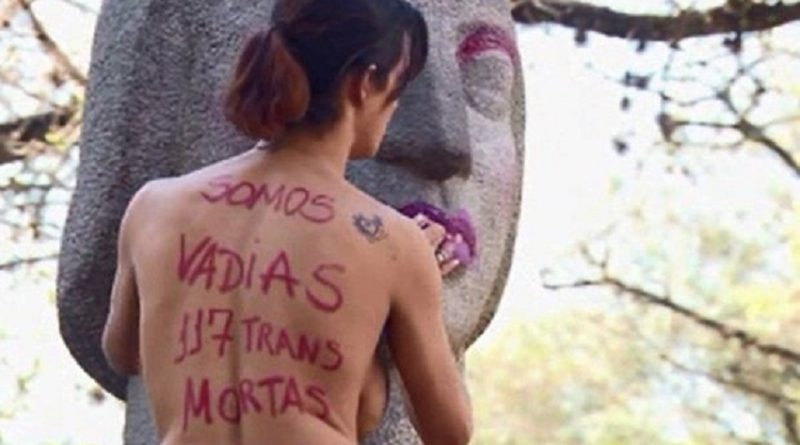 Mulheres maquiaram estátua na Marcha das Vadias (Foto: Reprodução/RPC)