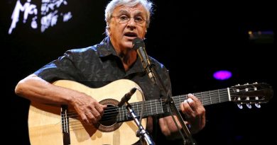 Brazilian musician Caetano Veloso performs during their "Two Friends, a Century of Music" show with Gilberto Gil (not pictured)  during the 49th Montreux Jazz Festival in Montreux, Switzerland, July 15, 2015. REUTERS/Denis Balibouse
FOR EDITORIAL USE ONLY. NOT FOR SALE FOR MARKETING OR ADVERTISING CAMPAIGNS - RTX1KFVE