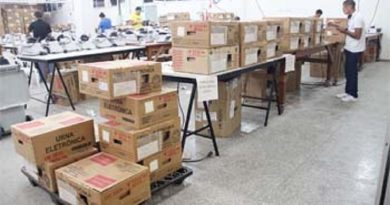 Urnas-eletrônicas-sendo-preparadas-e-enviadas-aos-municípios