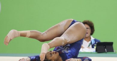 2016 Rio Olympics - Artistic Gymnastics - Preliminary - Women's Qualification - Subdivisions - Rio Olympic Arena - Rio de Janeiro, Brazil - 07/08/2016. Elissa Downie (GBR) of United Kingdom falls during her floor routine. REUTERS/Damir Sagolj  TPX IMAGES OF THE DAY. FOR EDITORIAL USE ONLY. NOT FOR SALE FOR MARKETING OR ADVERTISING CAMPAIGNS.   - RTSLN0W
