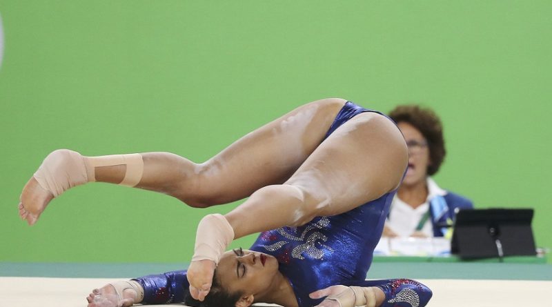 2016 Rio Olympics - Artistic Gymnastics - Preliminary - Women's Qualification - Subdivisions - Rio Olympic Arena - Rio de Janeiro, Brazil - 07/08/2016. Elissa Downie (GBR) of United Kingdom falls during her floor routine. REUTERS/Damir Sagolj  TPX IMAGES OF THE DAY. FOR EDITORIAL USE ONLY. NOT FOR SALE FOR MARKETING OR ADVERTISING CAMPAIGNS.   - RTSLN0W