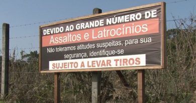 Placa:"SUJEITO A LEVAR TIROS"