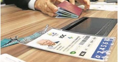 Delegado-Ronaldo-Oliveira-com-passaporte-e-credencial-de-Patrick-Hickey