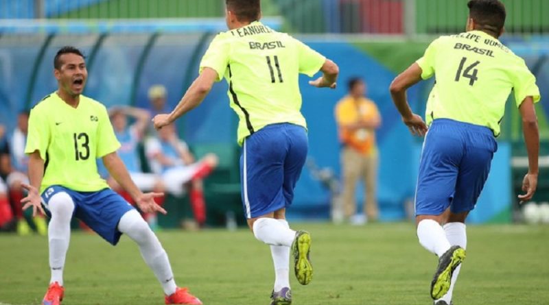 Brasil Grã-Bretanha futebol de 7 Paralimpíada (Foto: Cleber Mendes/MPIX/CPB)
Descrição da imagem: Leandrinho (11), Maycon (13) e Felipe Gomes comemoram o 1º gol (Foto: Cleber Mendes/MPIX/CPB)