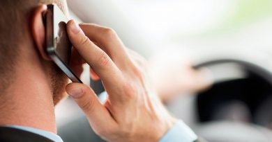 destaque-379467-o-talking-on-cell-phone-facebook