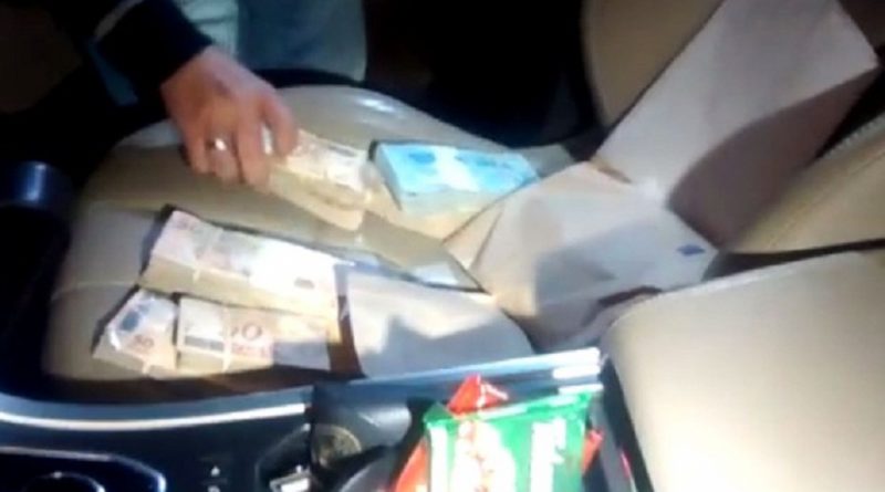 Dinheiro que supostamente seria para pagamento de propina foi encontrado no carro de Luiz Alberto Mantilla (Foto: Polícia Federal/Divulgação)