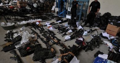 Rio de Janeiro - Polícia mostra drogas, armas e munições apreendidas no Complexo do Alemão