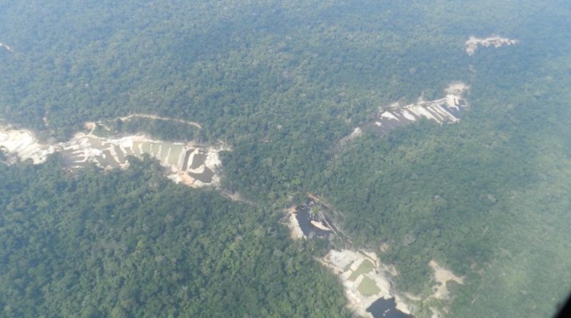 Vista aérea do garimpo. (Crédito: Rodrigo Cambará Pprintes)